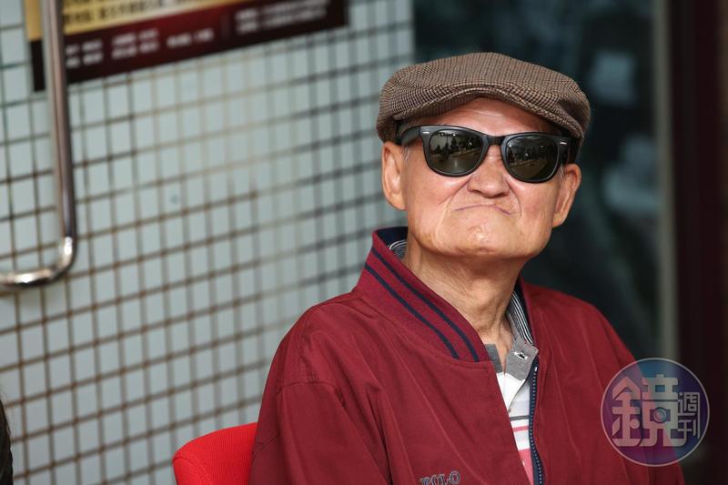 靠零星打賞度日！73歲資深歌手「兩度中風難行走」需人攙扶　「永樂市場賣唱維生」堅持不需援助
