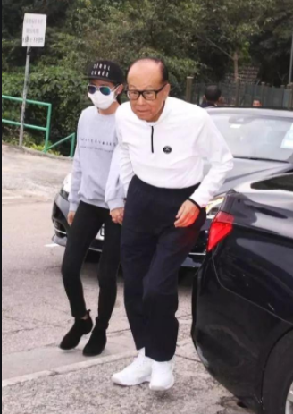 她被李嘉誠藏了20多年！「為人低調」穿著樸素「 保鏢從不離身」一露面就繼承七百億財產