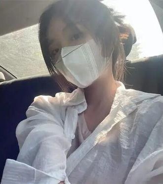 父母相繼離世！22歲女孩「連續9年傳訊息給爸媽」假裝他們還在　「畢業後不敢結婚」怕沒娘家可回