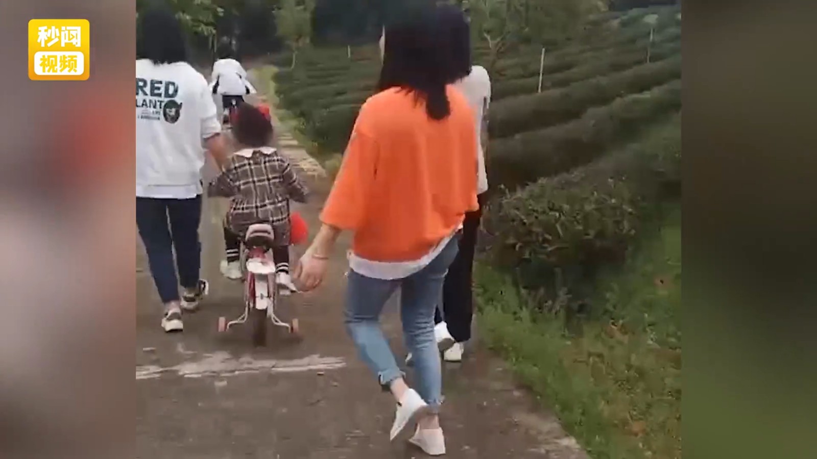 剛搬新家！大姑小姑主動幫忙「枕頭偷塞大紅包」　她感動曝「私下暖心互動」網讚：太幸福
