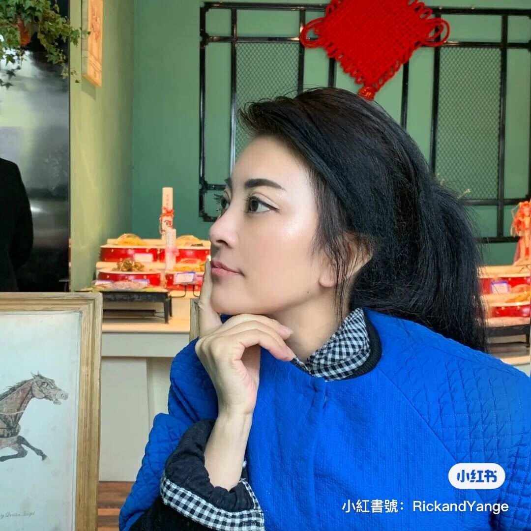 無修圖的年代！爸媽年輕逆天顏值「連電影導演都找上門」　女兒現身「好基因仙女容顏」一家人都好看
