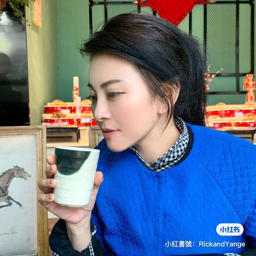 無修圖的年代！爸媽年輕逆天顏值「連電影導演都找上門」　女兒現身「好基因仙女容顏」一家人都好看