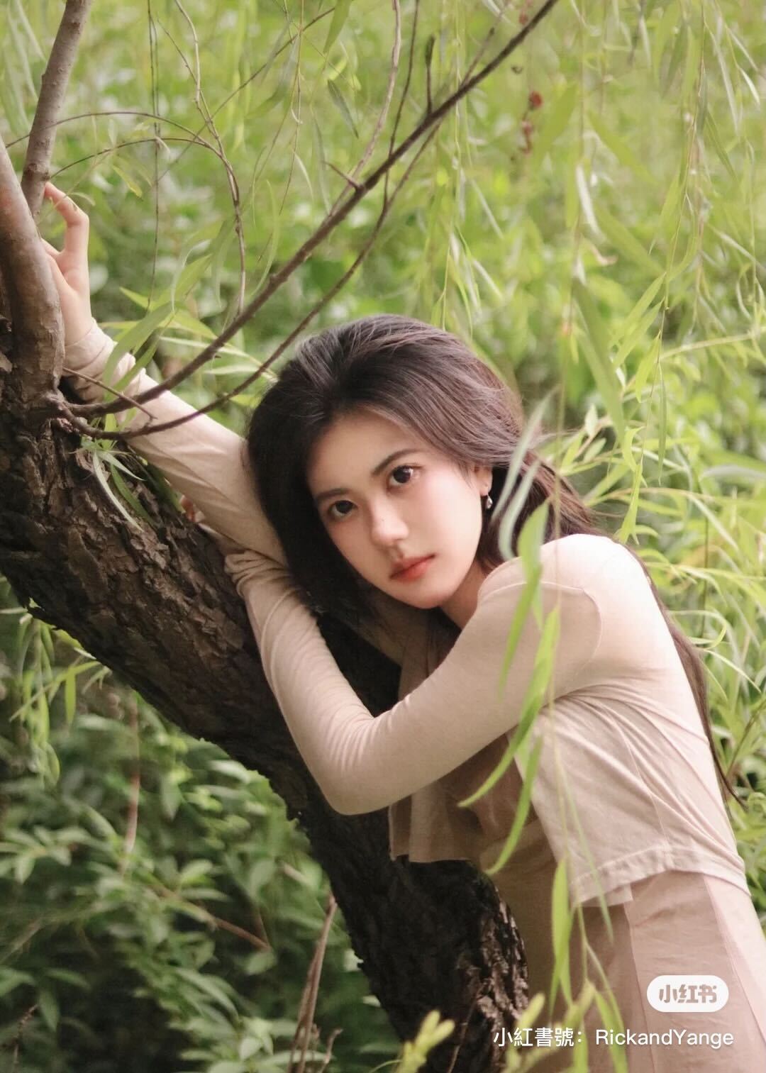 無修圖的年代！爸媽年輕逆天顏值「連電影導演都找上門」　女兒現身「好基因仙女容顏」一家人都好看