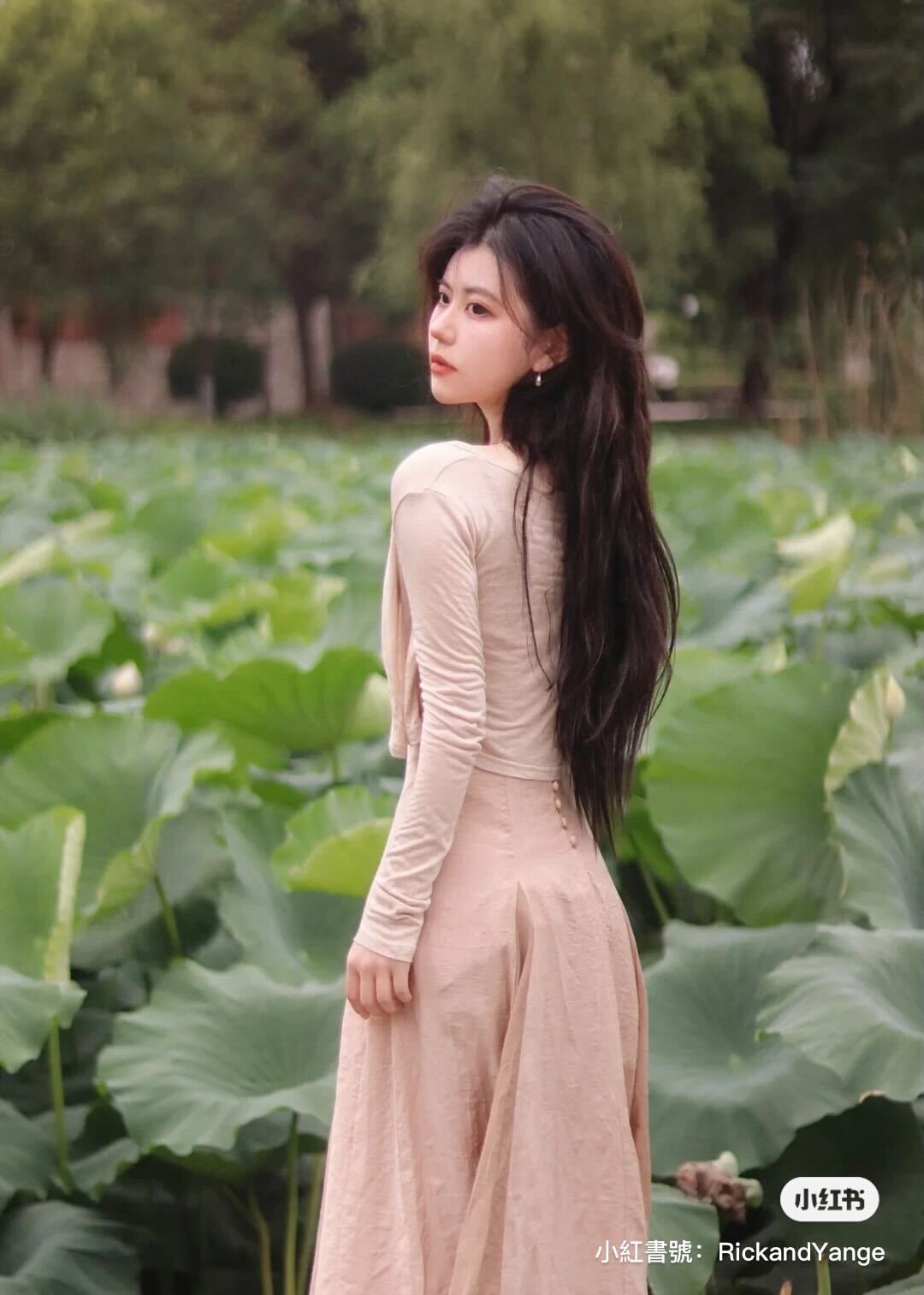 無修圖的年代！爸媽年輕逆天顏值「連電影導演都找上門」　女兒現身「好基因仙女容顏」一家人都好看