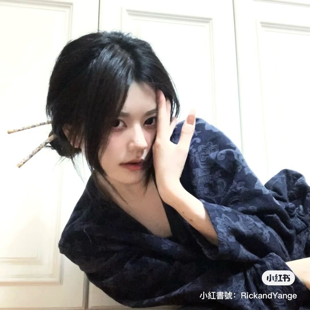 無修圖的年代！爸媽年輕逆天顏值「連電影導演都找上門」　女兒現身「好基因仙女容顏」一家人都好看