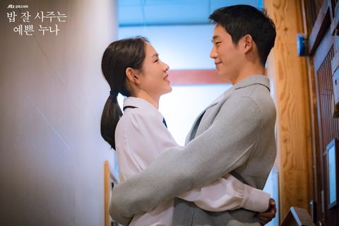 差17歲姐弟戀！女學霸笑喊「我念大學男友才剛出生！」　41歲「不科學真面目」曝光網讚：再次相信愛情