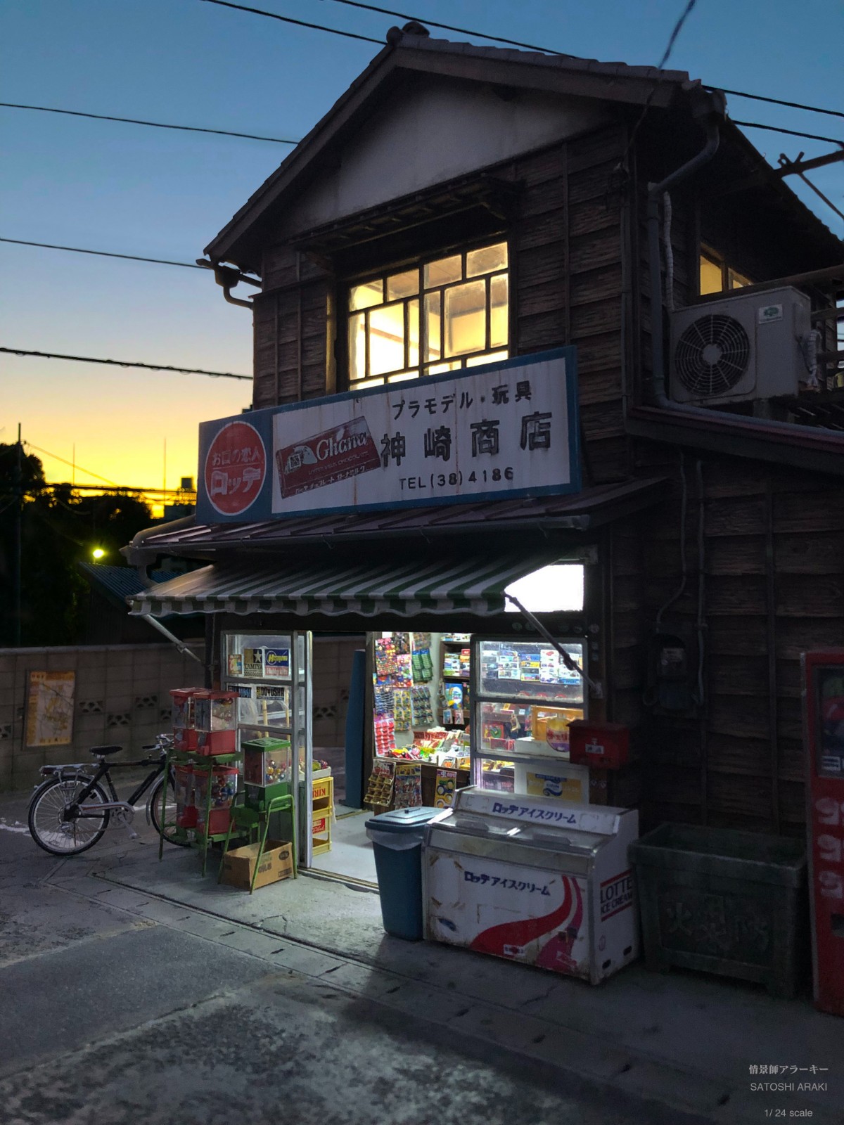 不說以為是真的！微型大師打造「80年代日本柑仔店」　走進屋內「牆上掛滿童年回憶」彷彿以前的台灣