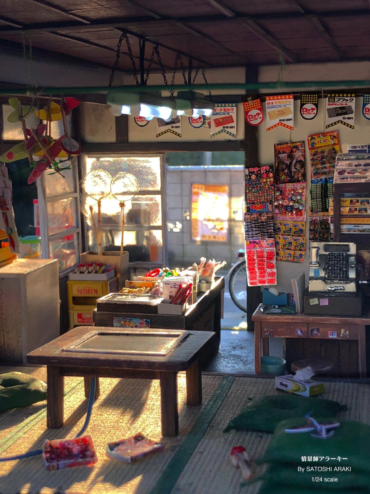 不說以為是真的！微型大師打造「80年代日本柑仔店」　走進屋內「牆上掛滿童年回憶」彷彿以前的台灣