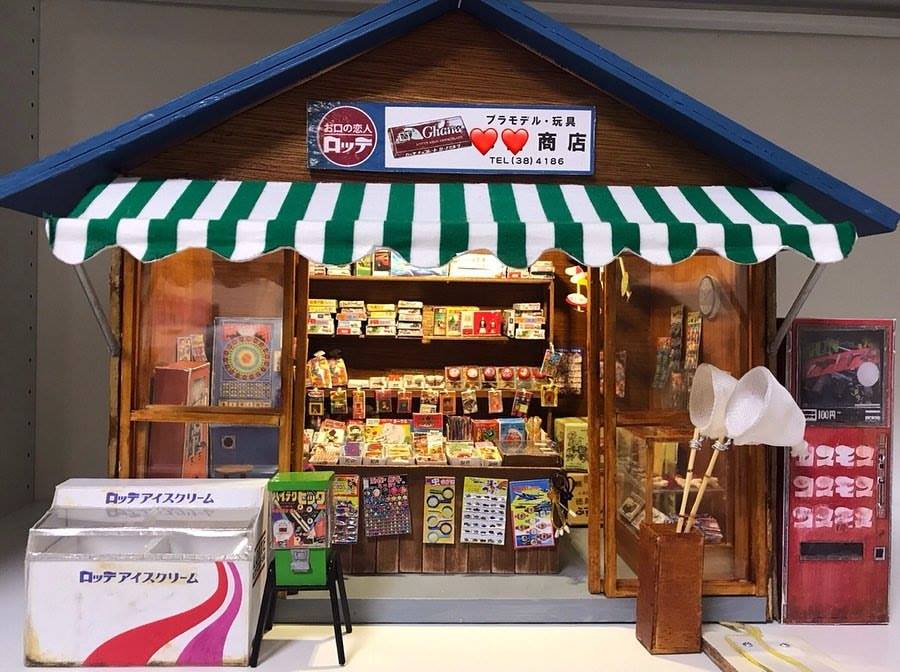 不說以為是真的！微型大師打造「80年代日本柑仔店」　走進屋內「牆上掛滿童年回憶」彷彿以前的台灣