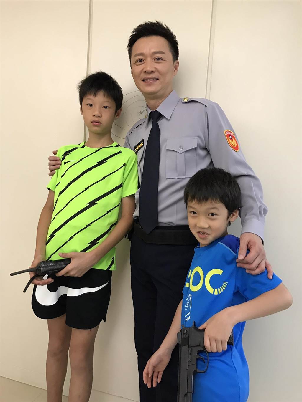 為2兒洗盡鉛華！「五燈獎」女主持當紅淡出相夫教子　「185公分帥兒近況曝光」母愛舉動好暖