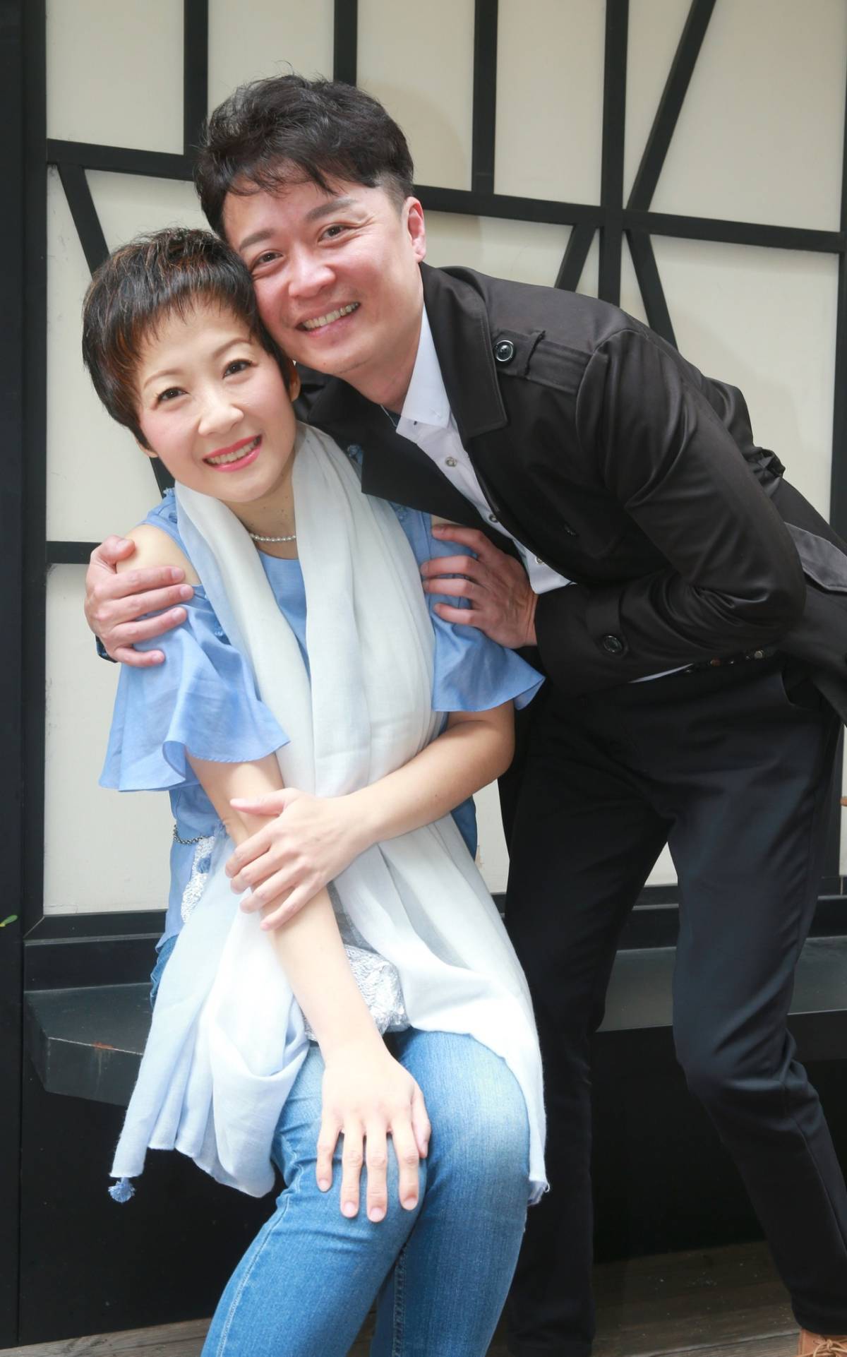 為2兒洗盡鉛華！「五燈獎」女主持當紅淡出相夫教子　「185公分帥兒近況曝光」母愛舉動好暖