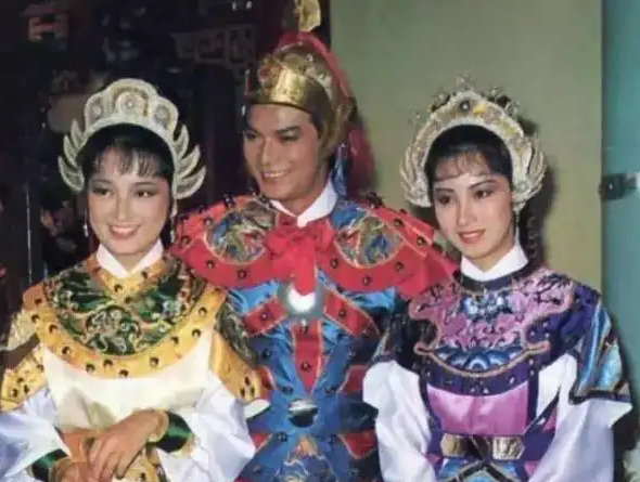 愛妻去世4年！63歲影帝「葬禮上哭到昏厥」發誓永不再娶　「如今生活曝光」網卻怒轟：都是虛情假意