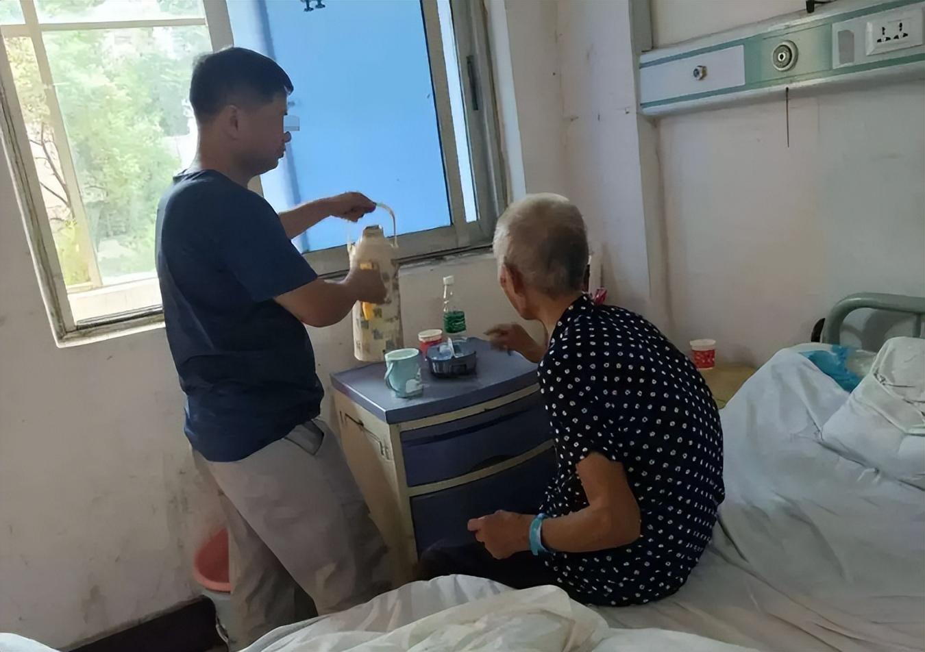 孝心無價！52歲孝子懷抱101歲母親就醫 母親一句話讓他淚崩