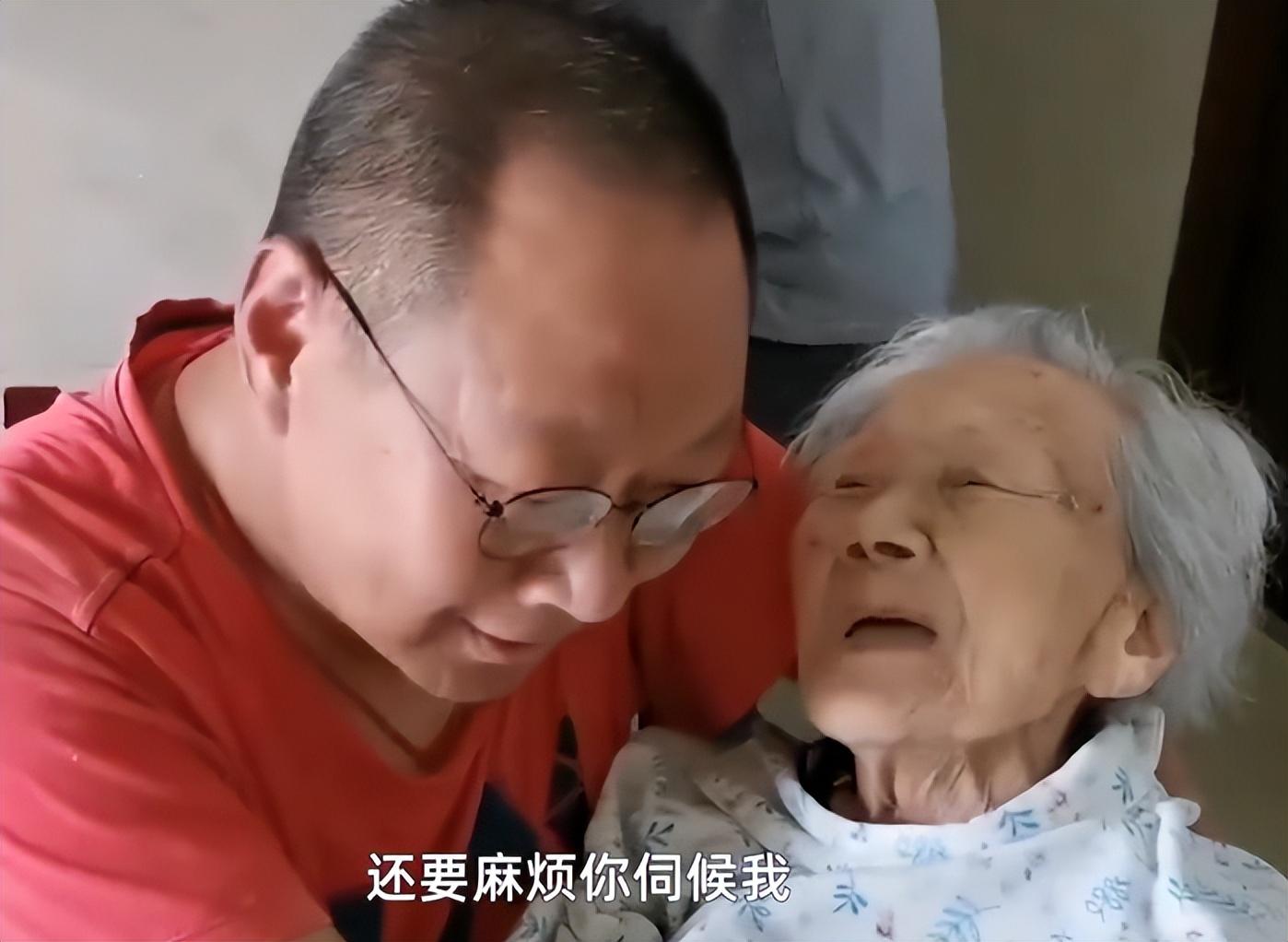 孝心無價！52歲孝子懷抱101歲母親就醫 母親一句話讓他淚崩