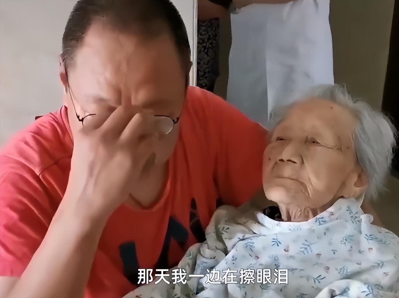 孝暖人心！52歲兒子「帶101歲母親就醫」全程溫柔抱懷裡　候診時「聽到媽媽一句話」他當場淚崩