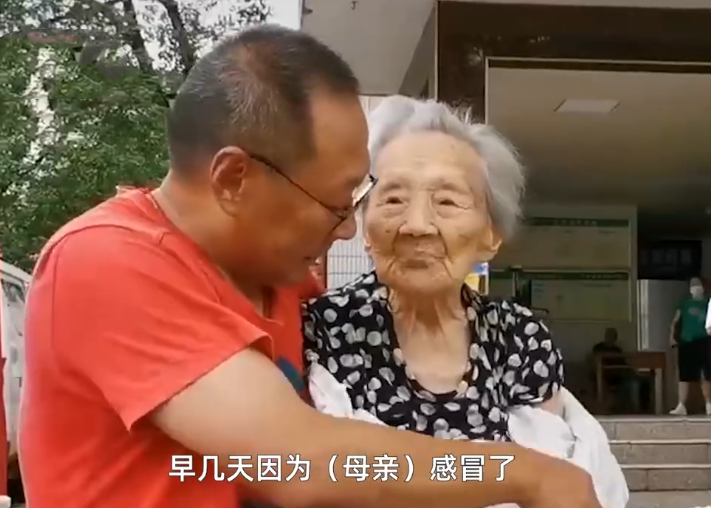 孝暖人心！52歲兒子「帶101歲母親就醫」全程溫柔抱懷裡　候診時「聽到媽媽一句話」他當場淚崩