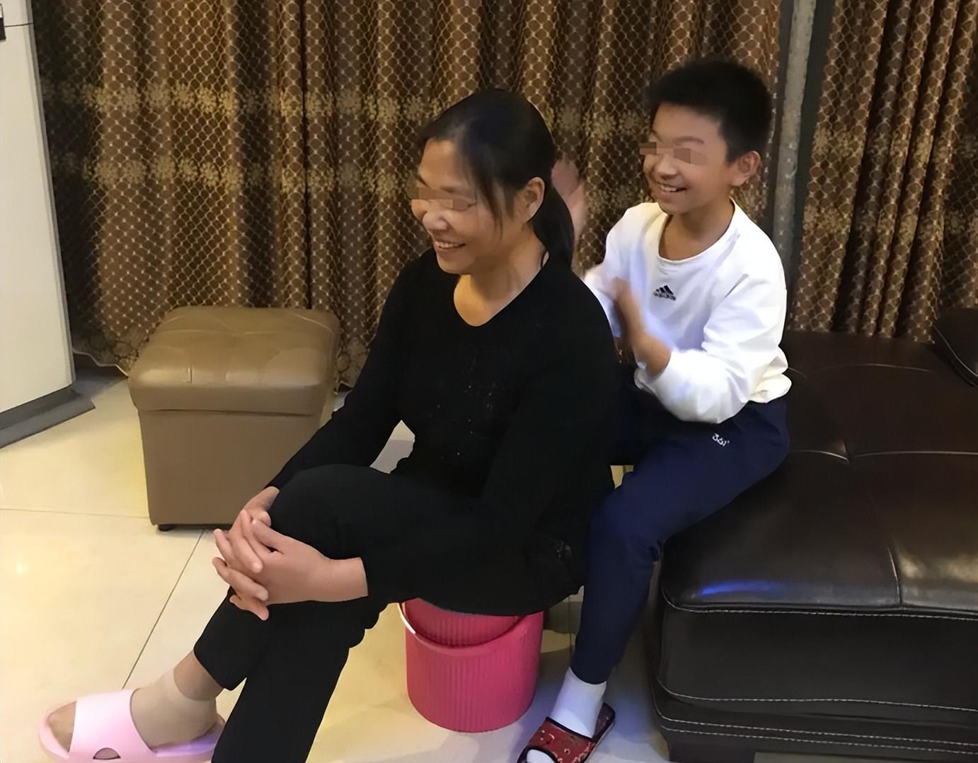 孝暖人心！52歲兒子「帶101歲母親就醫」全程溫柔抱懷裡　候診時「聽到媽媽一句話」他當場淚崩