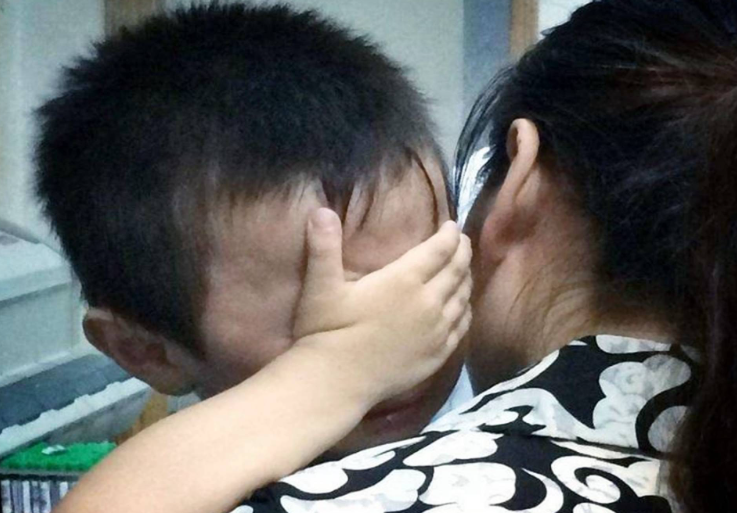 孝暖人心！52歲兒子「帶101歲母親就醫」全程溫柔抱懷裡　候診時「聽到媽媽一句話」他當場淚崩