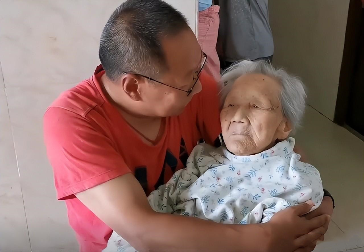 孝暖人心！52歲兒子「帶101歲母親就醫」全程溫柔抱懷裡　候診時「聽到媽媽一句話」他當場淚崩