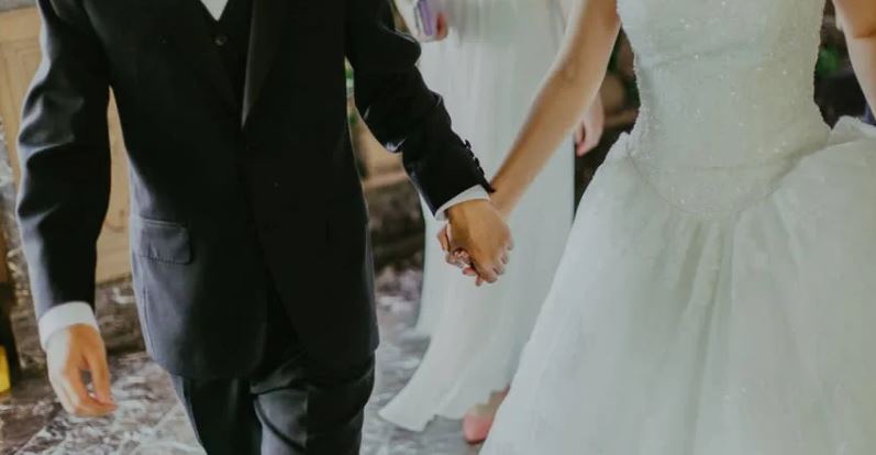 表哥被關留4歲女！醫科男「自願單身就當爸」無怨悔養21年　今含淚放手「讓她送親生父最後一程」