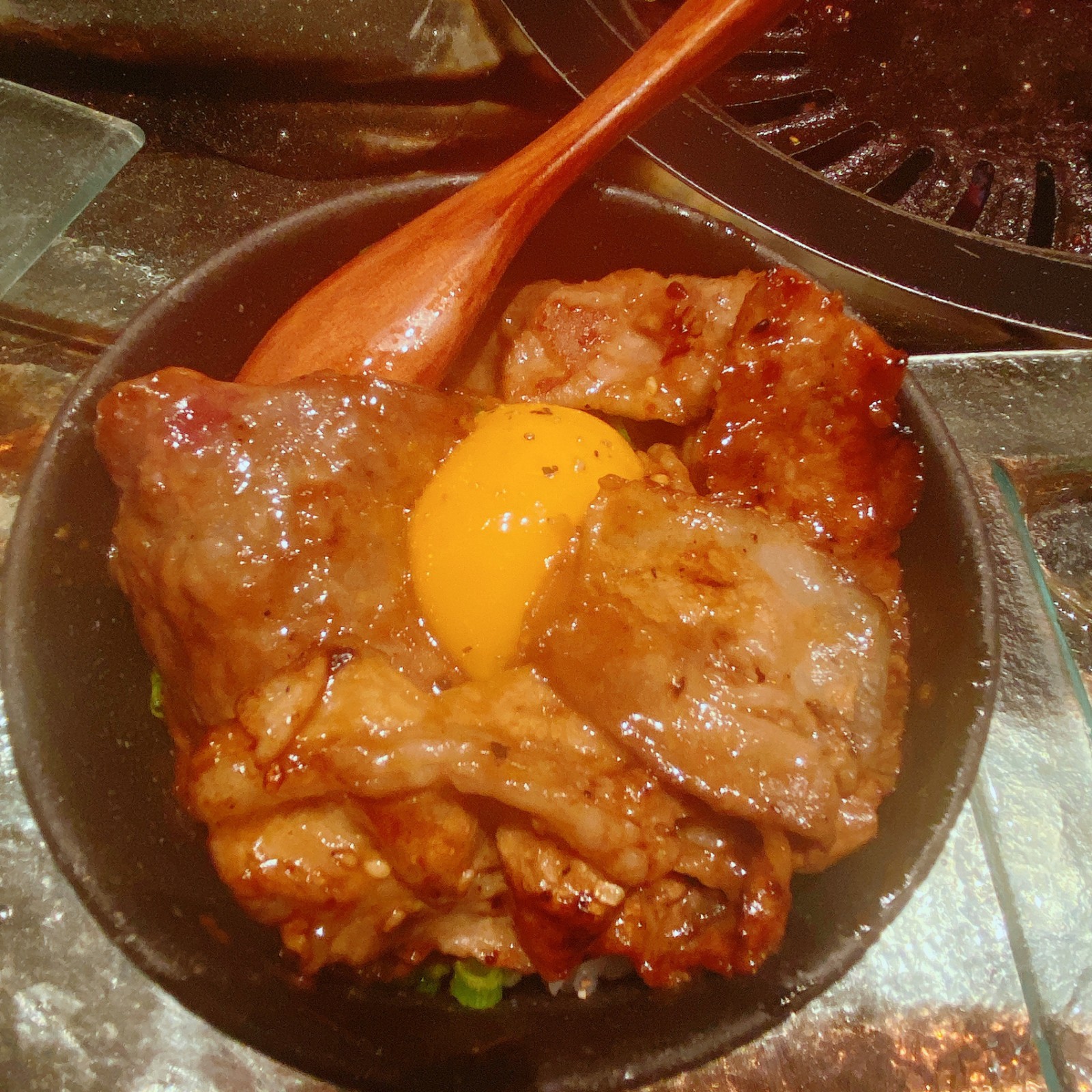 洞穴裡吃烤肉！自然風「洞穴燒肉餐廳」裝潢超驚喜　走上二樓「竹林圍繞超有氛圍」大份烤肉好滿足❤️