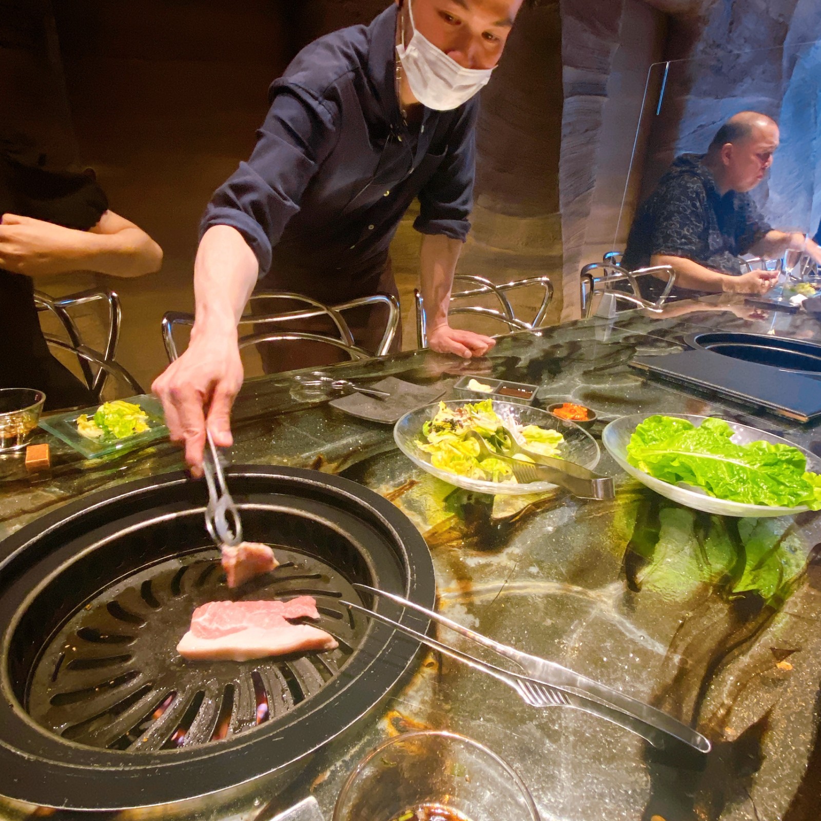 洞穴裡吃烤肉！自然風「洞穴燒肉餐廳」裝潢超驚喜　走上二樓「竹林圍繞超有氛圍」大份烤肉好滿足❤️