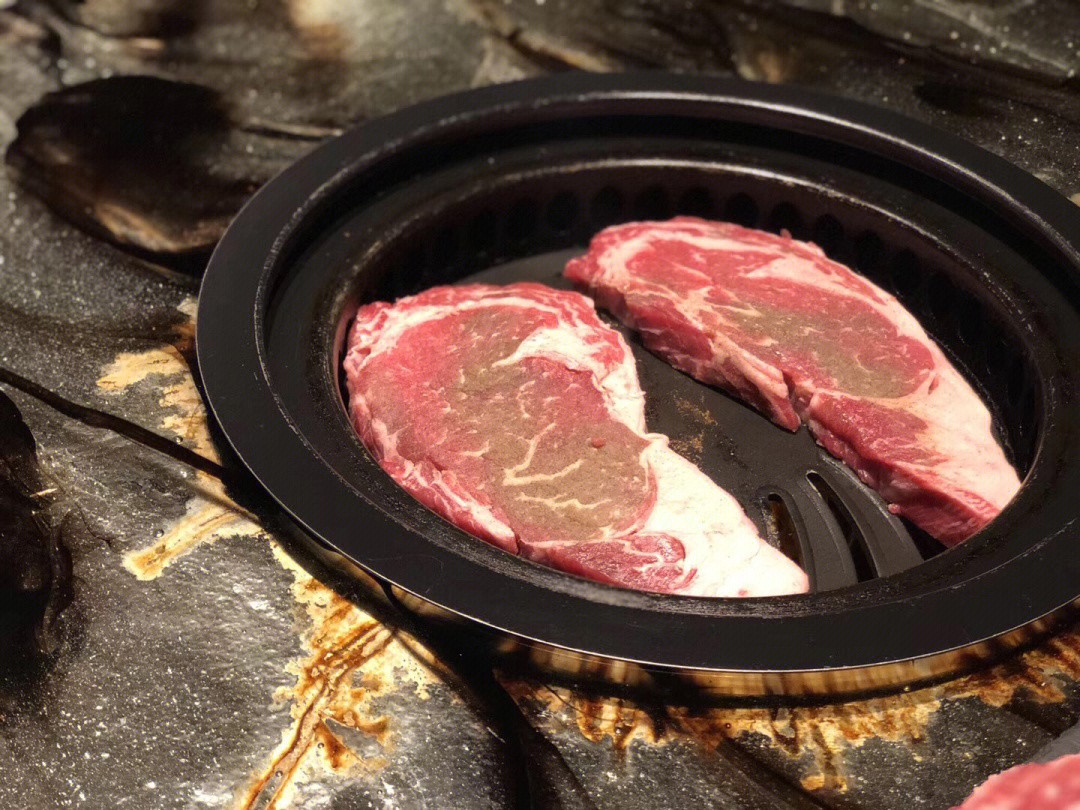 洞穴裡吃烤肉！自然風「洞穴燒肉餐廳」裝潢超驚喜　走上二樓「竹林圍繞超有氛圍」大份烤肉好滿足❤️