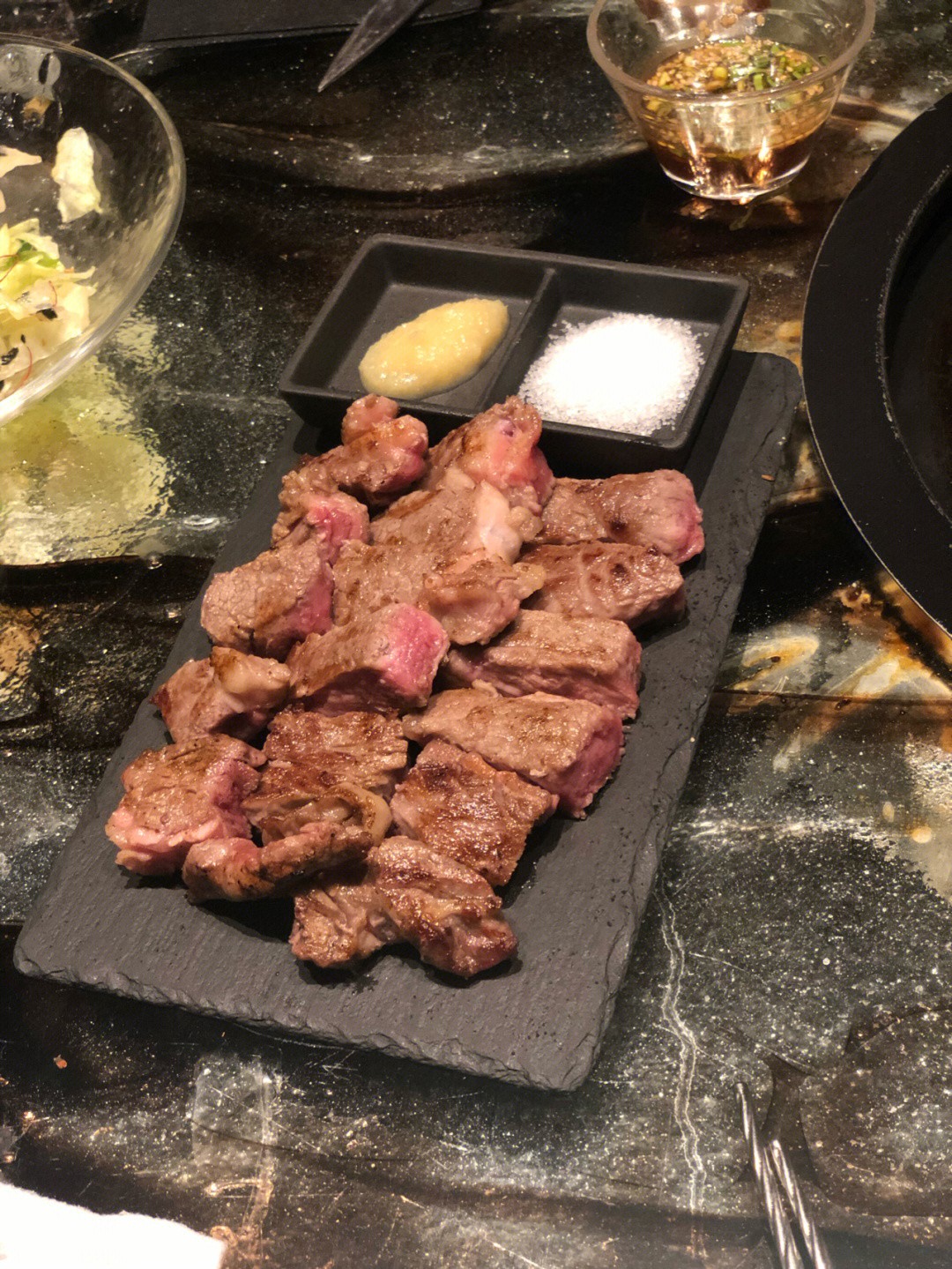 洞穴裡吃烤肉！自然風「洞穴燒肉餐廳」裝潢超驚喜　走上二樓「竹林圍繞超有氛圍」大份烤肉好滿足❤️