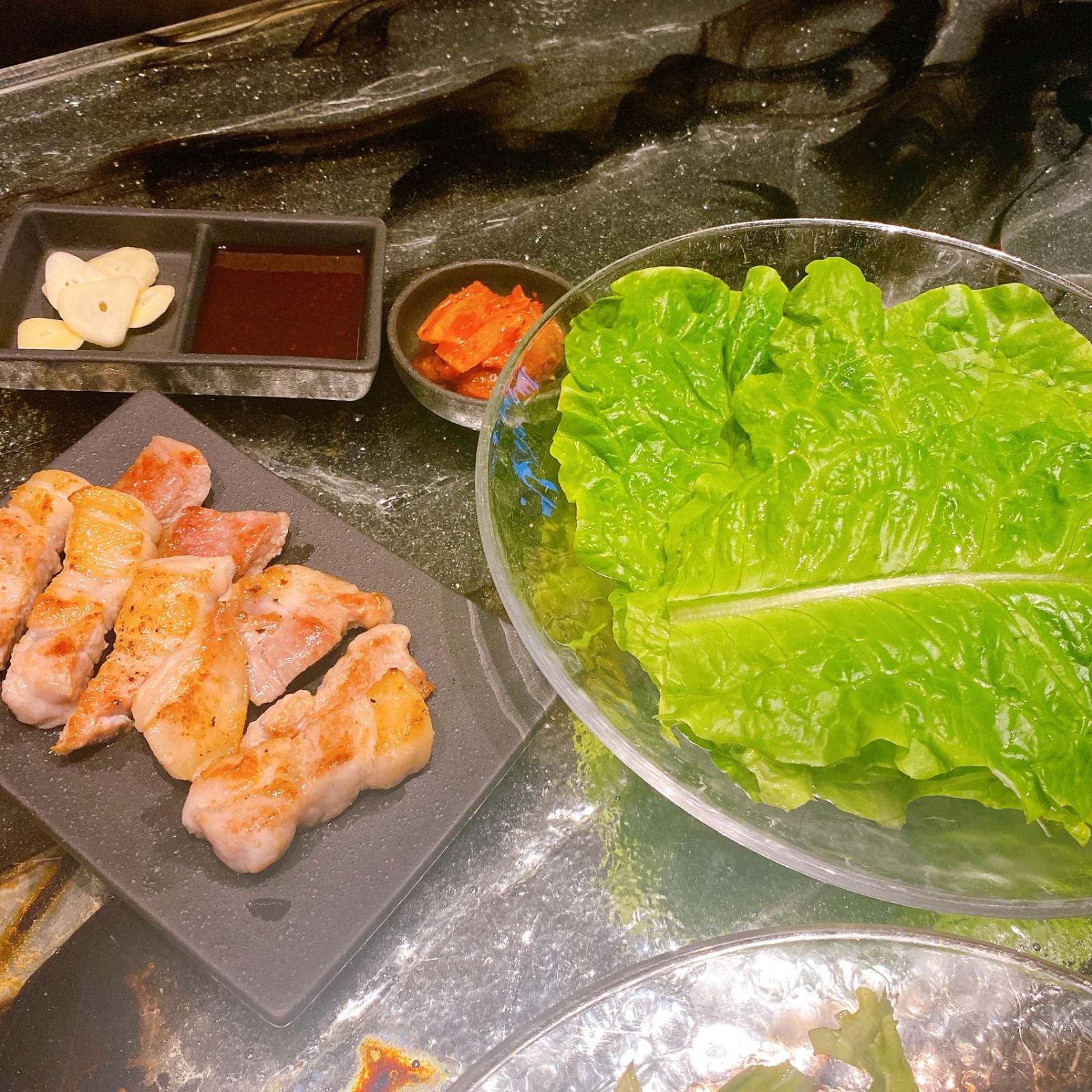 洞穴裡吃烤肉！自然風「洞穴燒肉餐廳」裝潢超驚喜　走上二樓「竹林圍繞超有氛圍」大份烤肉好滿足❤️