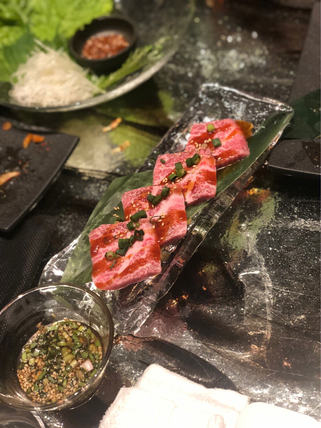 洞穴裡吃烤肉！自然風「洞穴燒肉餐廳」裝潢超驚喜　走上二樓「竹林圍繞超有氛圍」大份烤肉好滿足❤️