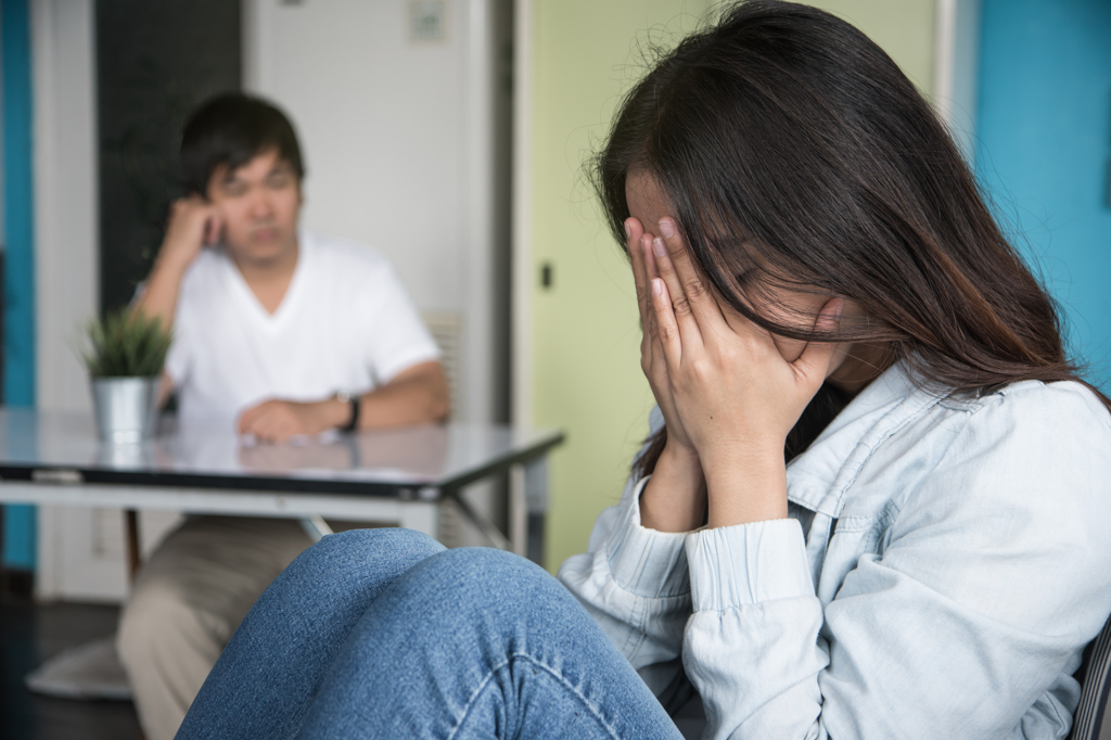 親眼目睹丈夫外遇！「尪帶女同事到家中」當場被抓包　人妻忍6年「捨不得提離婚」：他是稱職的爸爸