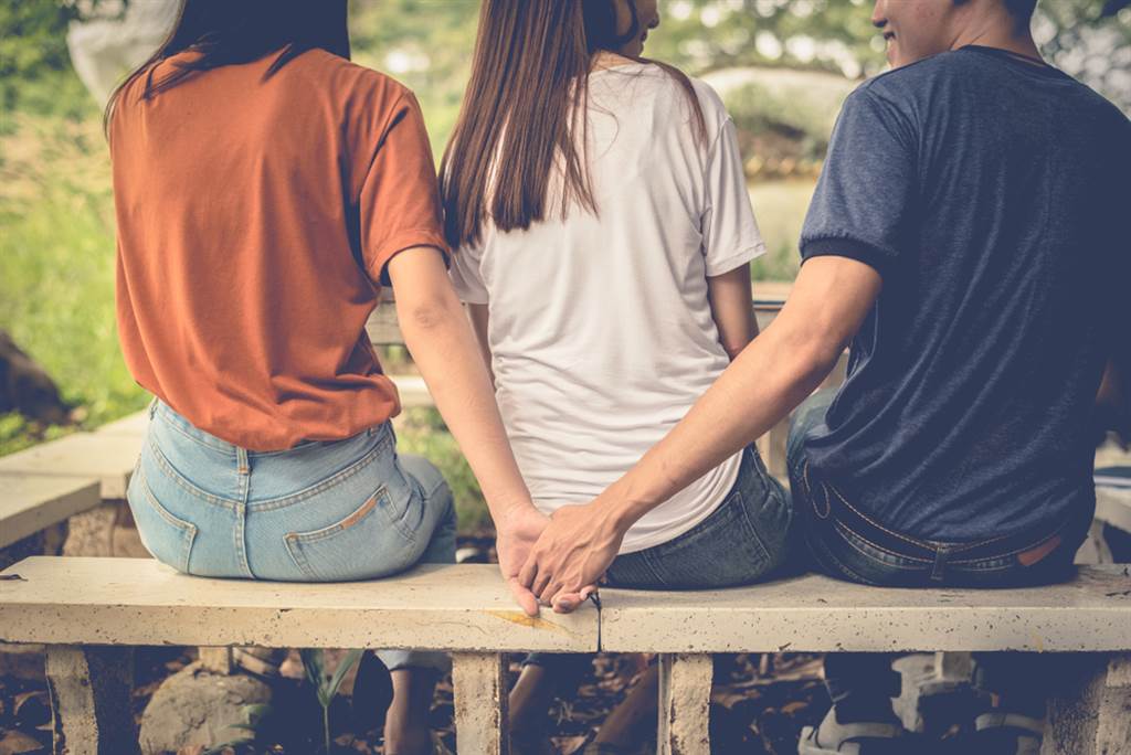 親眼目睹丈夫外遇！「尪帶女同事到家中」當場被抓包　人妻忍6年「捨不得提離婚」：他是稱職的爸爸