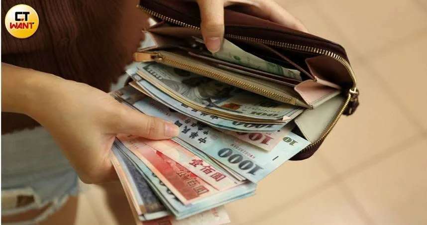 踢到鐵板！「父母過世留44萬存摺」兒子想領被拒絕：一定要本人　他出一奇招「銀行人員慌了」秒道歉