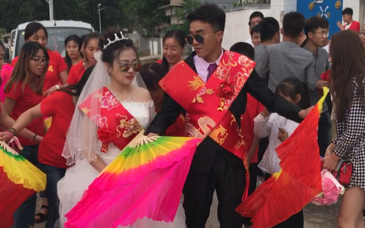 被全家捧在掌心！么弟奉子成婚沒錢「11姐姐合資102萬助弟」　她們為籌錢「放棄更好人生」：父母很公平