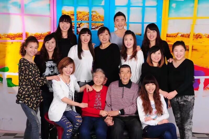 被全家捧在掌心！么弟奉子成婚沒錢「11姐姐合資102萬助弟」　她們為籌錢「放棄更好人生」：父母很公平