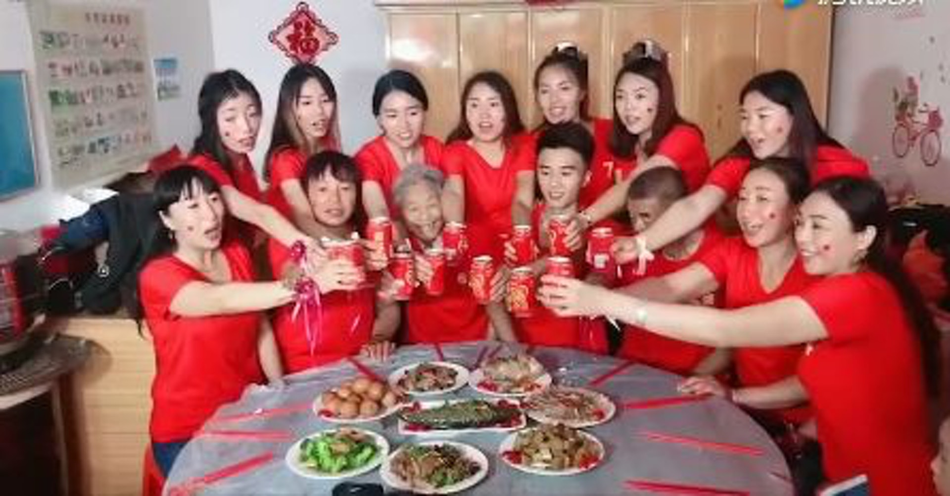 被全家捧在掌心！么弟奉子成婚沒錢「11姐姐合資102萬助弟」　她們為籌錢「放棄更好人生」：父母很公平
