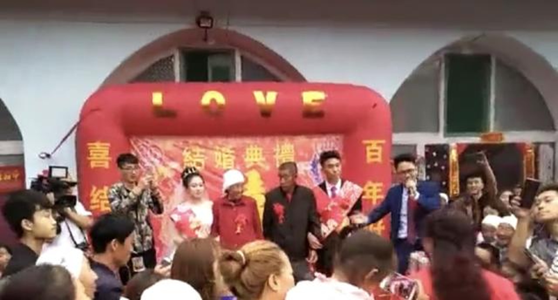 被全家捧在掌心！么弟奉子成婚沒錢「11姐姐合資102萬助弟」　她們為籌錢「放棄更好人生」：父母很公平