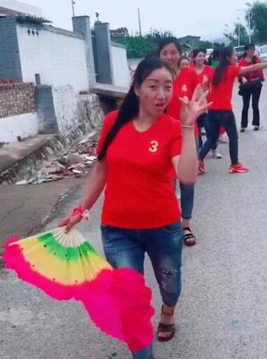 被全家捧在掌心！么弟奉子成婚沒錢「11姐姐合資102萬助弟」　她們為籌錢「放棄更好人生」：父母很公平