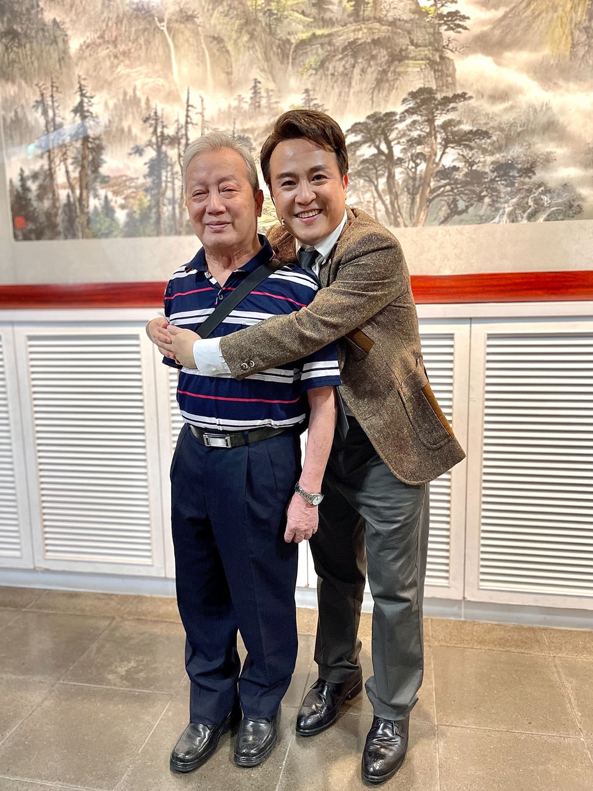 放棄當醫生！46歲男星為音樂夢「被名醫爸趕出家門」從不來看他表演　花20年「盼到爸爸認同」為他驕傲