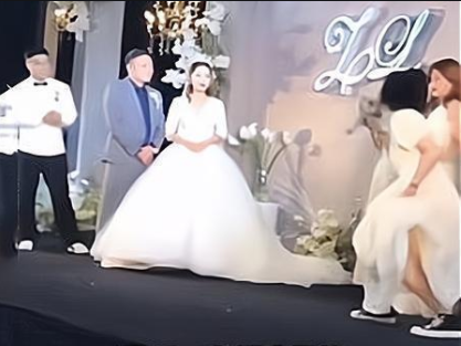 婚禮正進行！伴娘突然霸王硬上弓「對新郎一頓猛親」　新娘瞬間凝固 全場尷尬：有夠白目