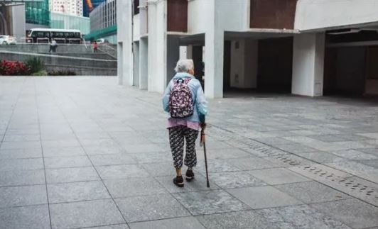 阿嬤跌倒住院！無業嬸嬸幫顧「要求比照看護收費」她氣喊合理嗎　網友點出盲點「錢根本小事」