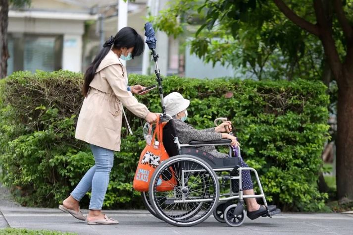 阿嬤跌倒住院！無業嬸嬸幫顧「要求比照看護收費」她氣喊合理嗎　網友點出盲點「錢根本小事」