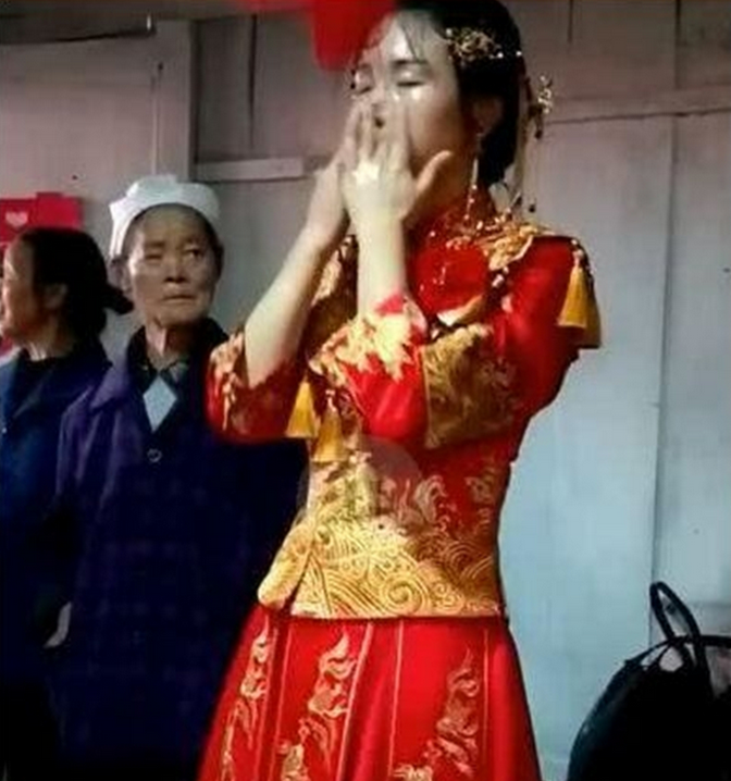 兒媳太漂亮一定有詐！婆婆要求「拜堂前要先洗臉」 　新娘不得已「當眾卸妝」眾人全看呆：考驗顔值的時候到了