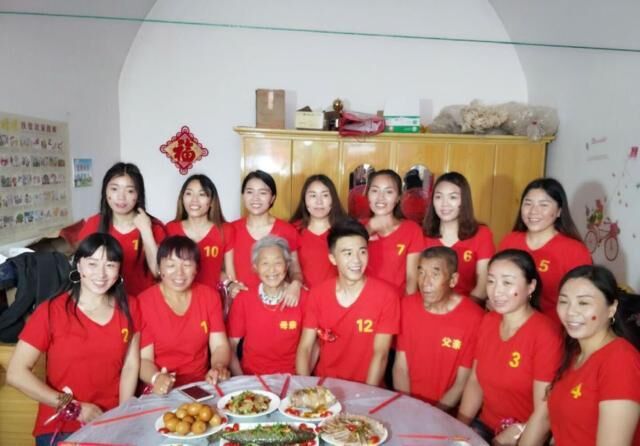 被全家捧在掌心！么弟奉子成婚沒錢「11姐姐合資102萬助弟」　她們為籌錢「放棄更好人生」：父母很公平