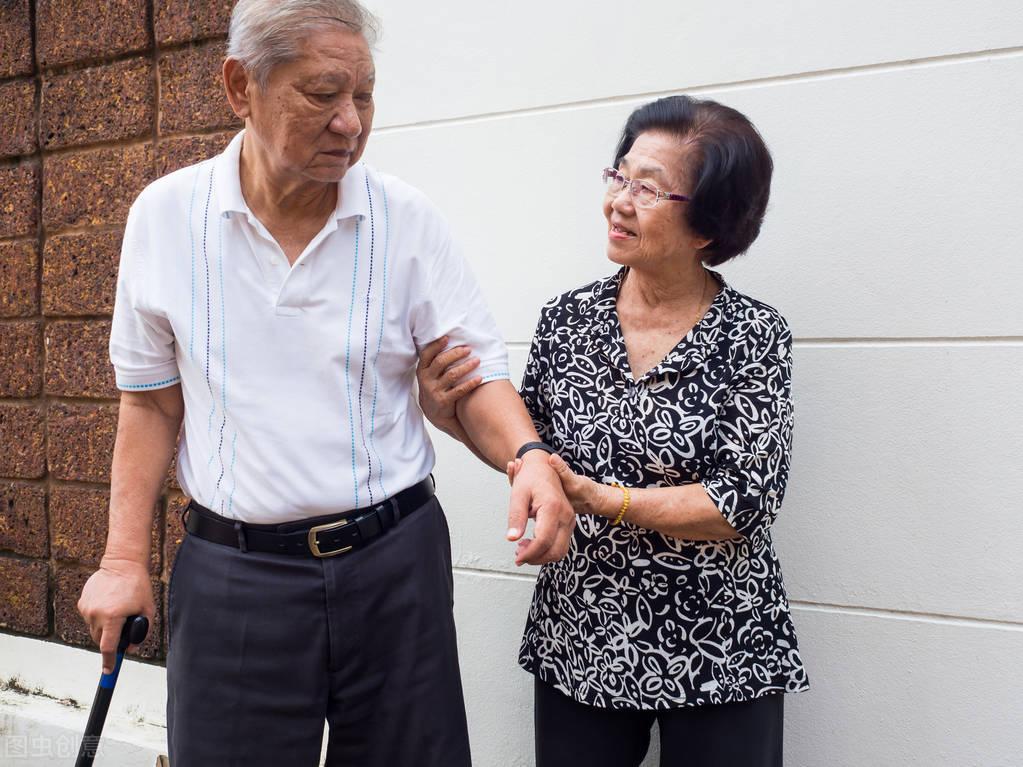 生活能自理！獨居老人「請看護是為了什麼」？　52歲看護坦言：大多不是找人照顧養老