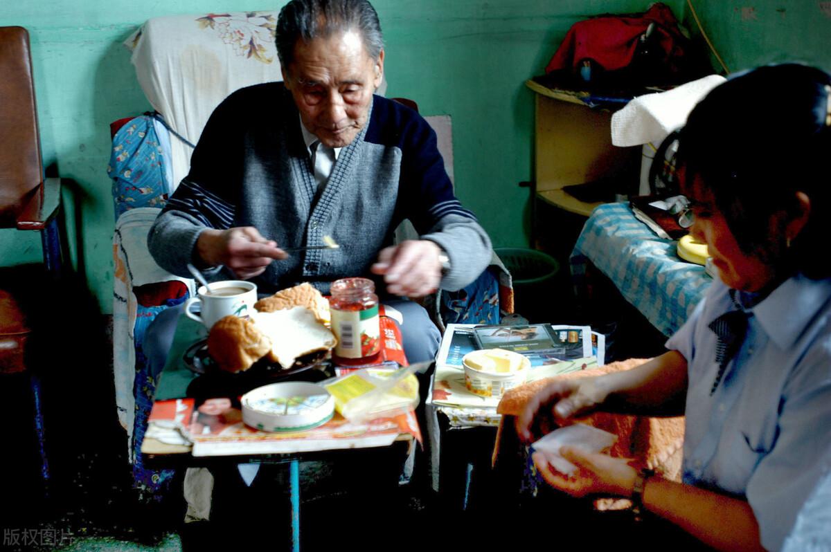 生活能自理！獨居老人「請看護是為了什麼」？　52歲看護坦言：大多不是找人照顧養老