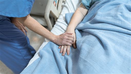 放手沒那麼簡單！30歲女兒臥床「扯掉維生管」父母求多撐一下　護理師「20年臨床經驗」建議：聽見嘎嘎聲快道別