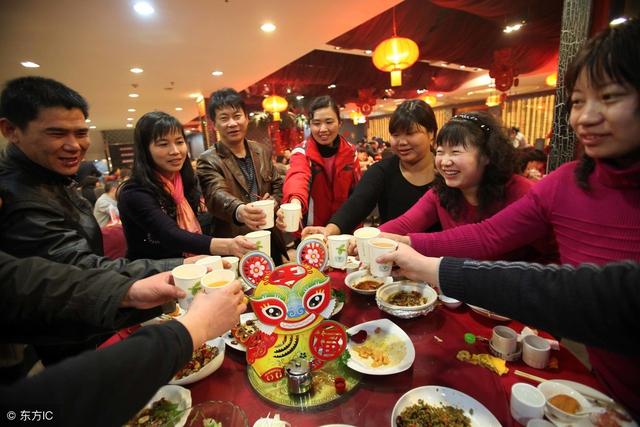 變味的同學會！高中班長同學會主動請客「吃到一半突給驚喜」　全場寂靜30秒「一人掏2200元」：散了吧
