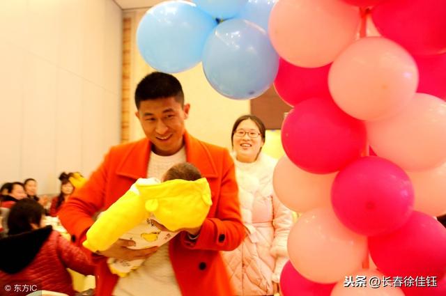 變味的同學會！高中班長同學會主動請客「吃到一半突給驚喜」　全場寂靜30秒「一人掏2200元」：散了吧