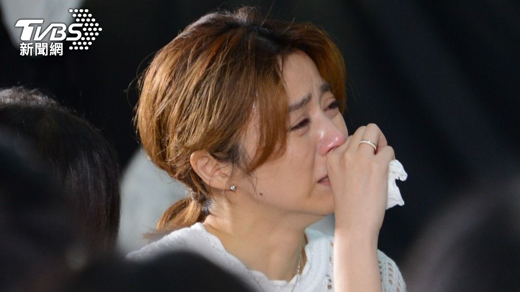 「當作今天跟你辦婚禮喔！」王瞳穿蜜月洋裝現身追思會　一見婚紗照「哭到癱軟」：老公我好想你